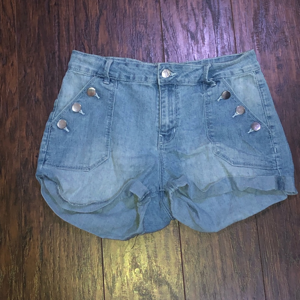 trendy light wash denim shorts